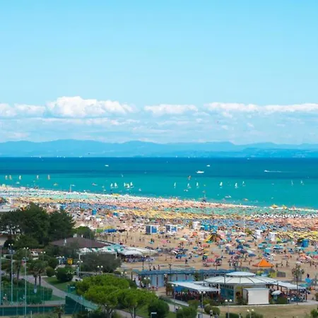 Lägenhet Beautiful In A Seafront Building Bibione